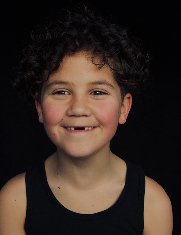 kindermodel met donkere krullen Xem