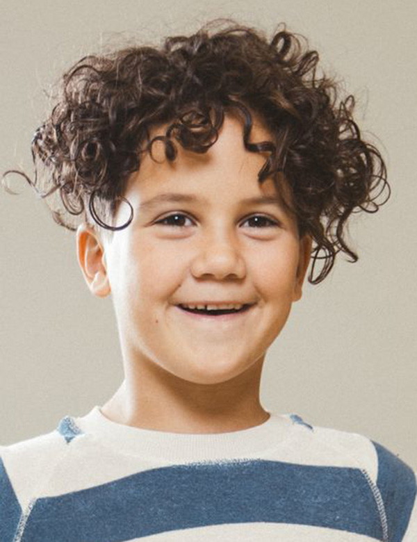 Kindmodel met krullend donker haar Xem