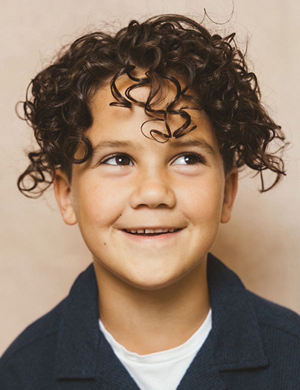 Kinder model met donker krullend haar