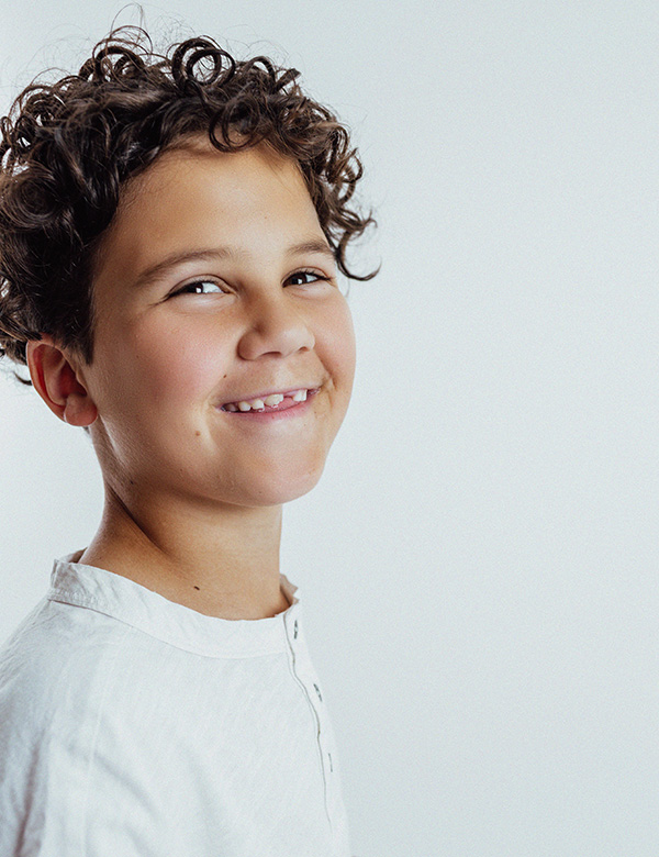 jongens kindermodel met bruine krullen Xem