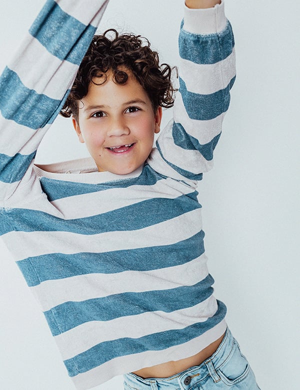 jongens kindermodel met bruine krullen Xem