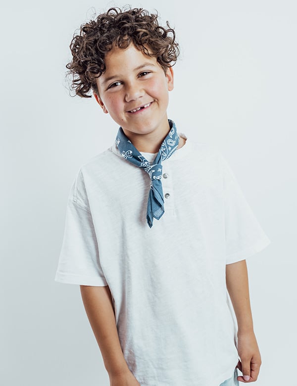 jongens kindermodel met bruine krullen Xem