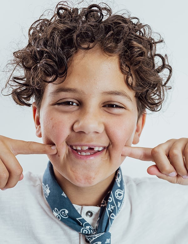 Jongens kindermodel met bruine krullen xem