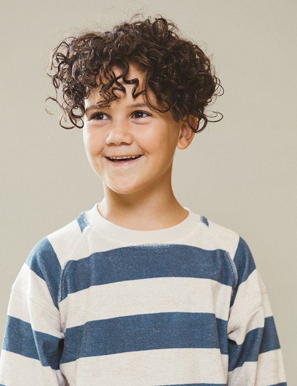 Kindmodel met krullend donker haar Xem