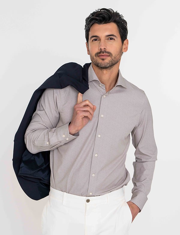 Mannelijk model met donkerbruin haar Yannick A.