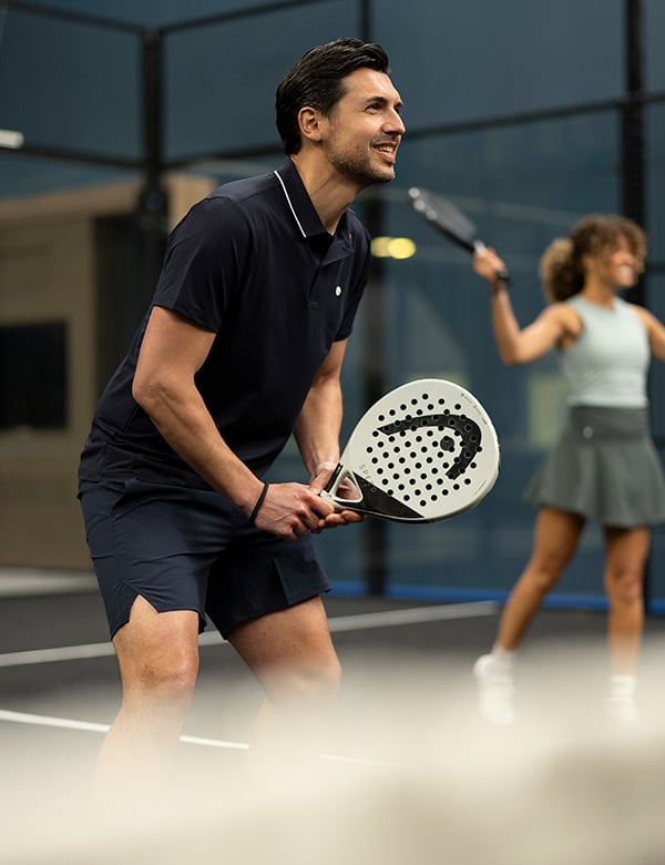 Mannelijk model met bruin haar Yannick