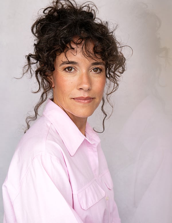 Vrouwelijk model met donkerbruin haar Yanti.