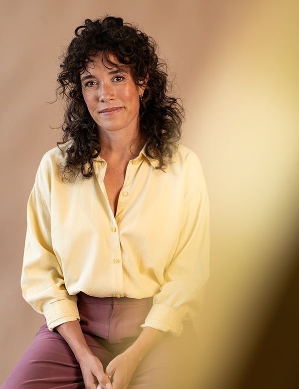 Vrouwelijk model met donkerbruin haar Yanti.