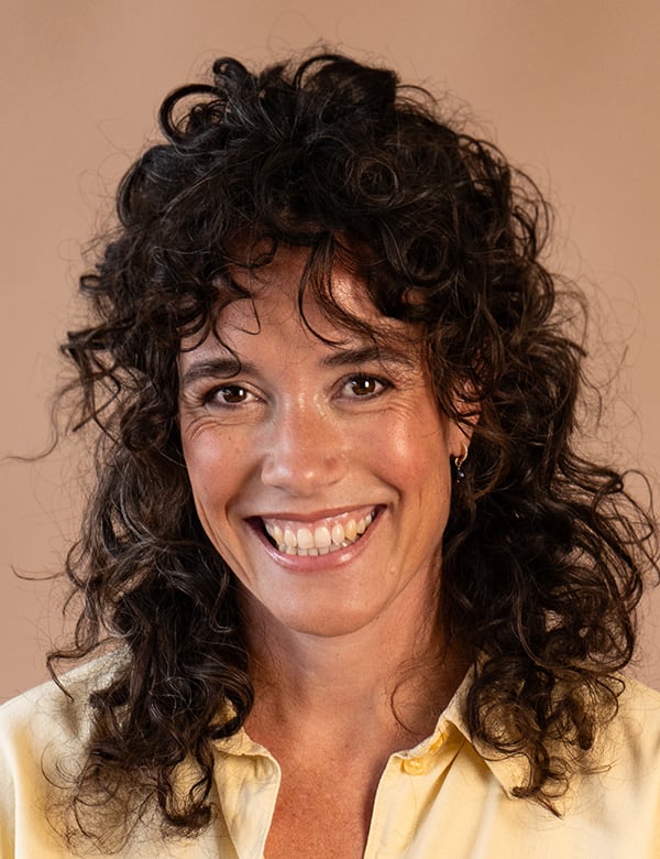 Vrouwelijk model met donkerbruin haar yanti d.