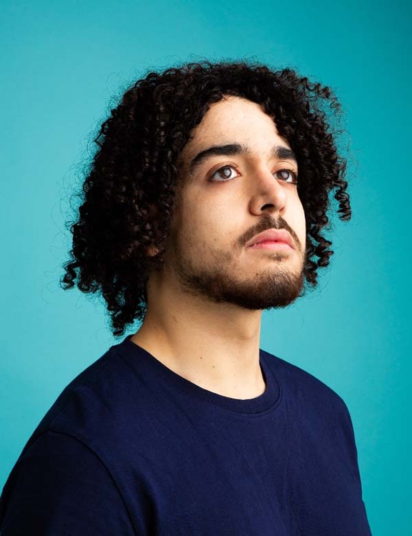 Mannelijk model met donkerbruin haar Yassine