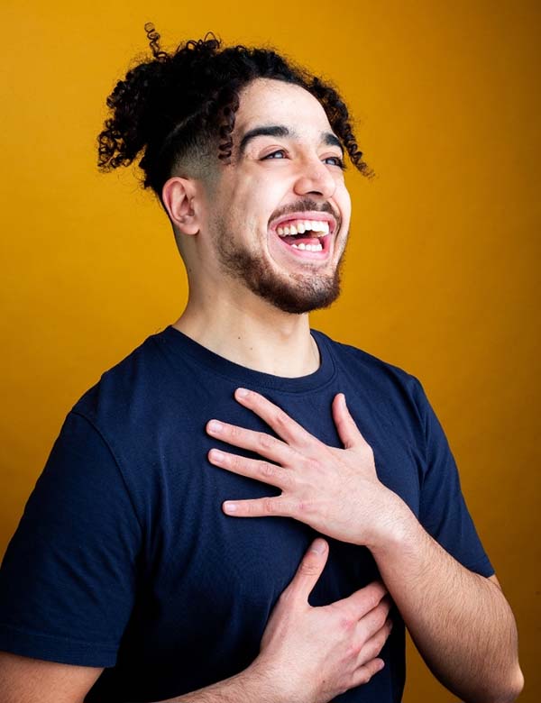 Mannelijk model met donkerbruin haar Yassine