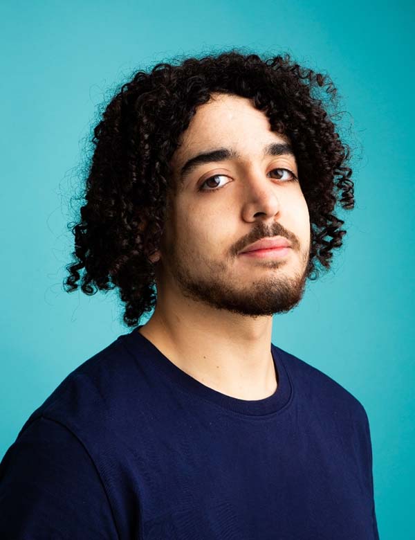 Mannelijk model met donkerbruin haar Yassine