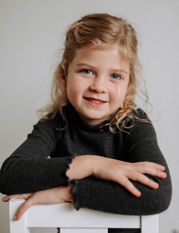 Kindermodel met blond haar Yfke