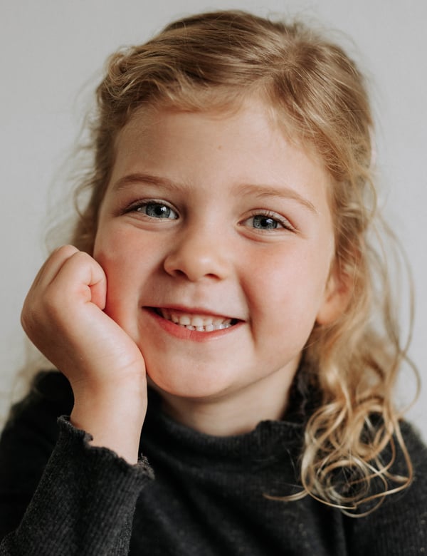 Kindermodel met blond haar yfke