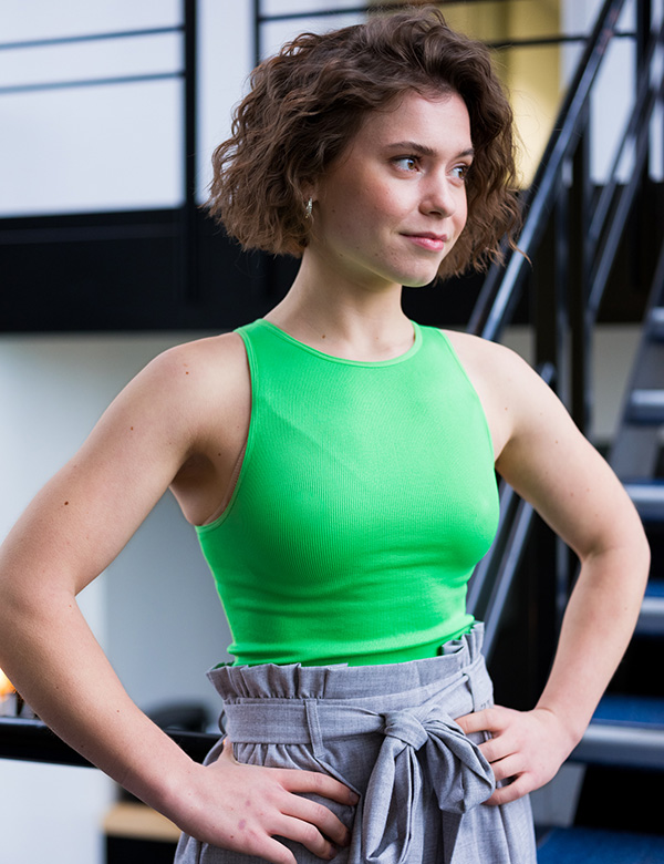 Vrouwelijk model met bruin haar Yfke W.