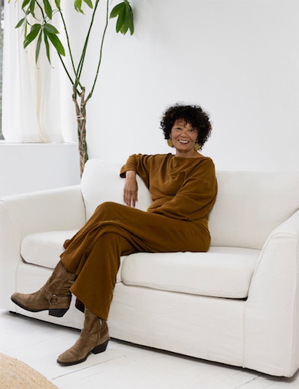 Seniorenmodel met donkerbruin haar Yolanda