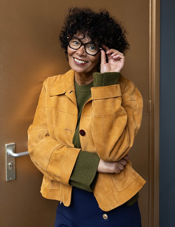 vrouwelijk model met donkere krullen Yolanda.