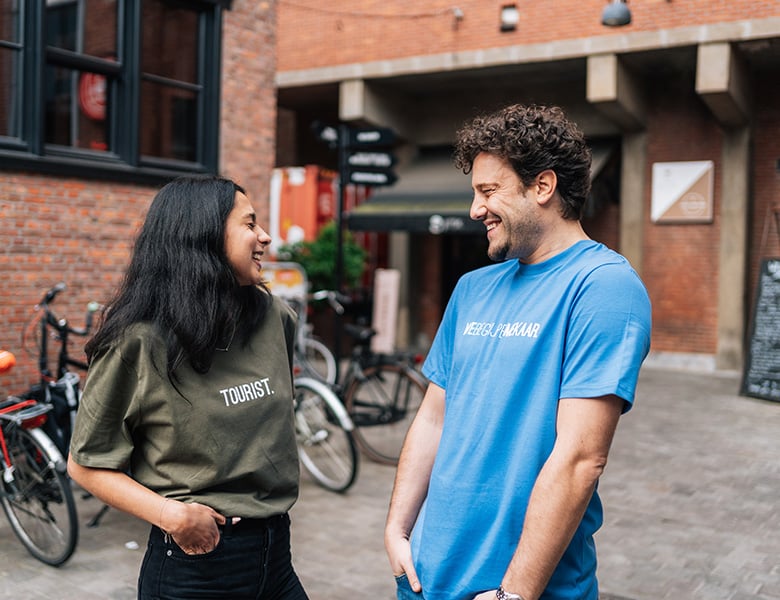 mannelijk model met bruin krullend haar Yorg