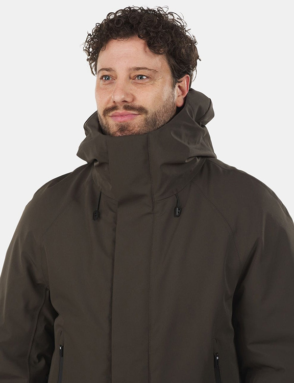 Mannelijk model met bruin haar en blauw-grijze ogen Yorg.
