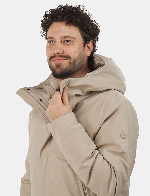 Mannelijk model met bruin haar en blauw-grijze ogen Yorg.