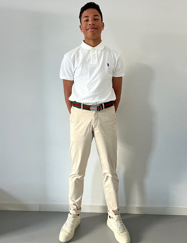 Kinderlijk model met donkerbruin haar Yves S.