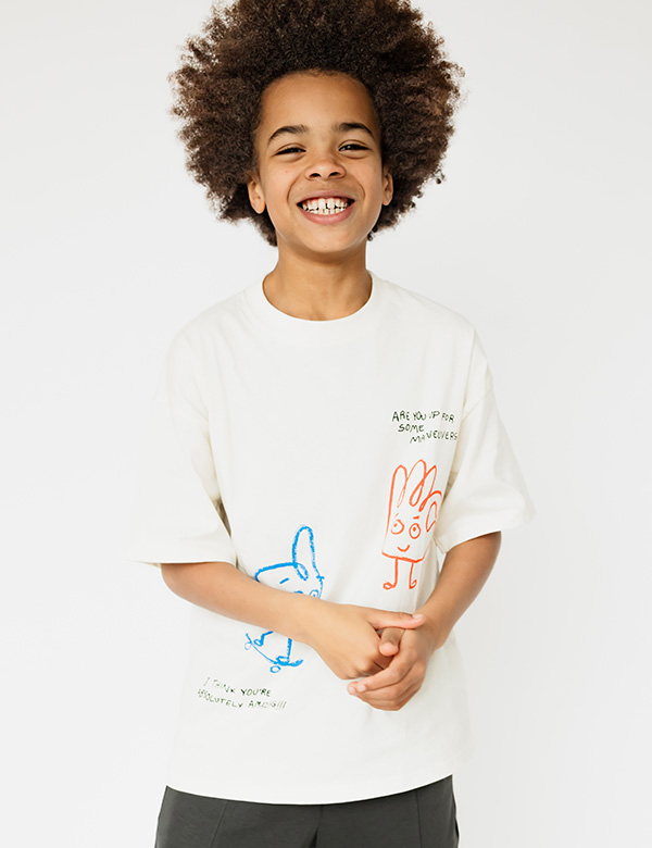 Kinderlijk model met bruin krullend haar Zayvien.