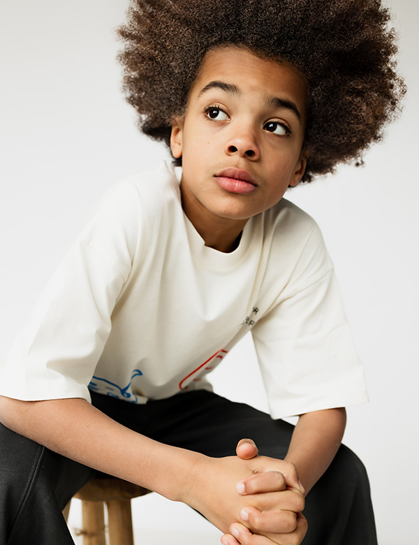 Kinderlijk model met bruin krullend haar Zayvien.