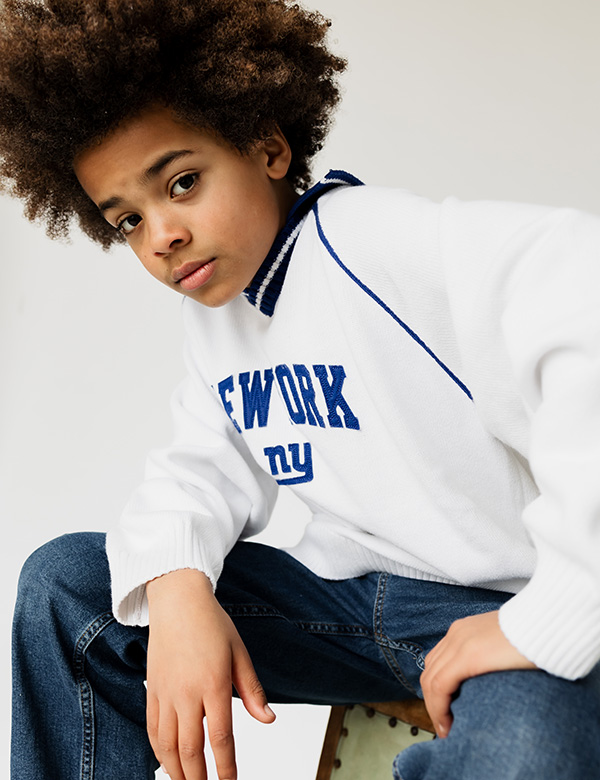 Kinderlijk model met bruin krullend haar Zayvien.