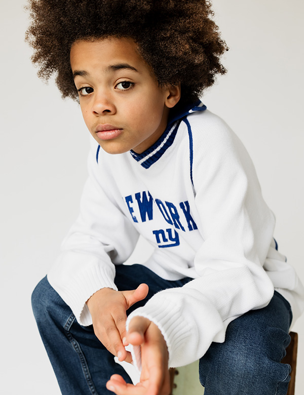 Kinderlijk model met bruin krullend haar Zayvien.