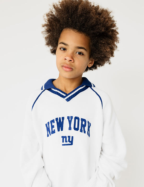 Kinderlijk model met bruin krullend haar Zayvien.