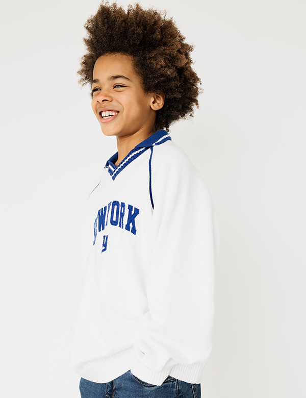 Kinderlijk model met bruin krullend haar Zayvien.