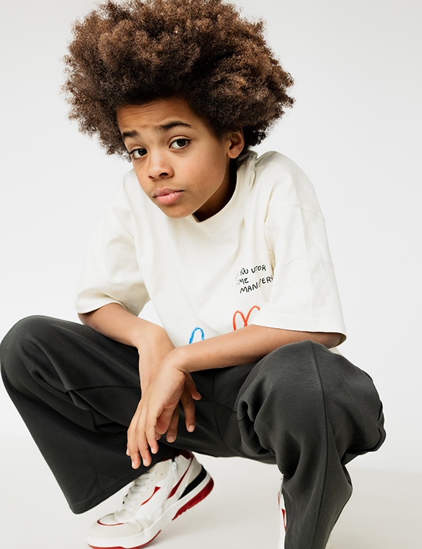 Kinderlijk model met bruin krullend haar Zayvien.