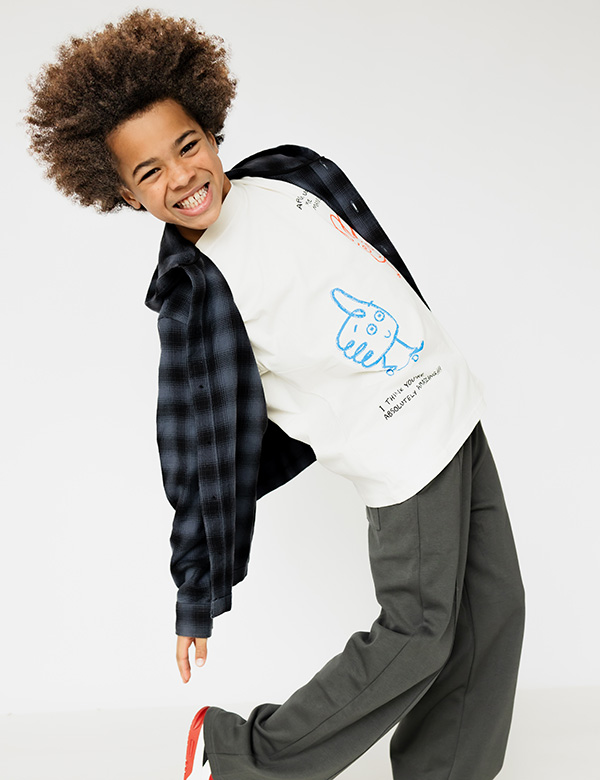Kinderlijk model met bruin krullend haar Zayvien.