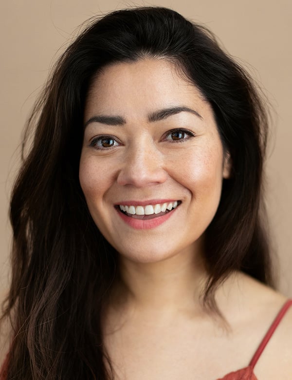 Vrouwelijk model met zwart haar zerahja.