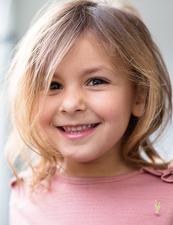 Kindermodel met blond haar zoe