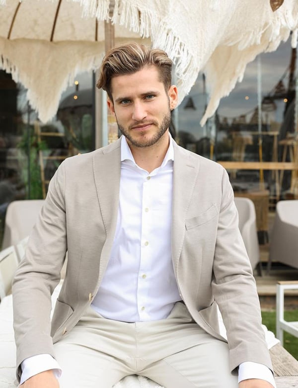 Mannelijk model met bruin haar Bradley