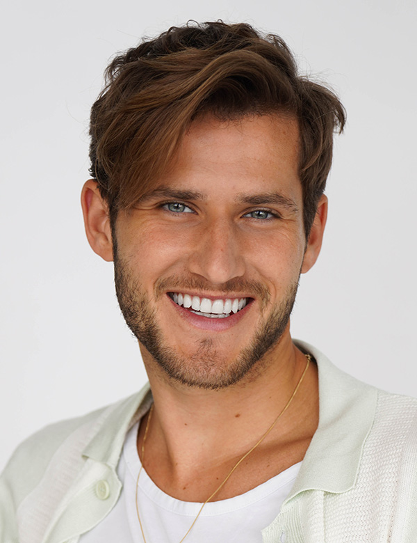 Mannelijk model met bruin haar bradley