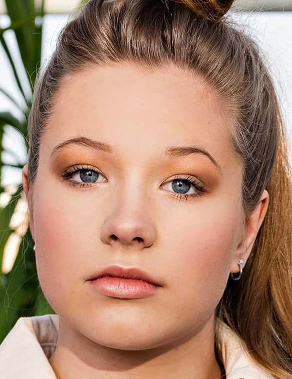 Vrouwelijk model chloe L.