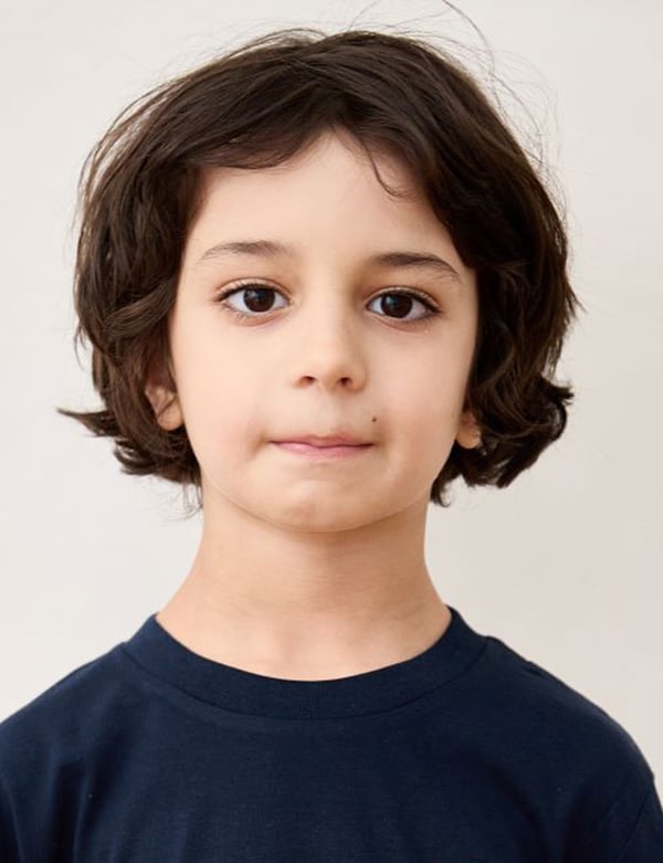 Kindermodel met bruin haar darius