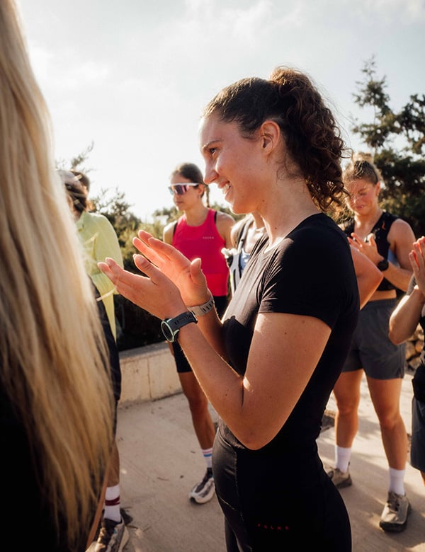 Vrouwelijk model met bruin krullend haar en bruine ogen Eva E.