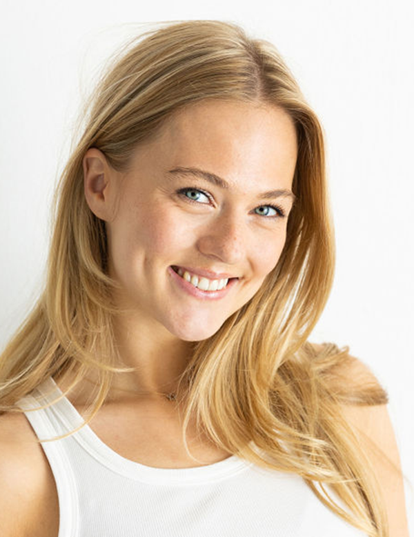 Vrouwelijk model met blond haar floortje c.