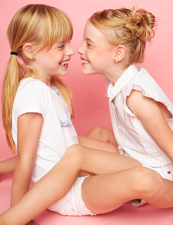 Zusjes Elena en Louise H.