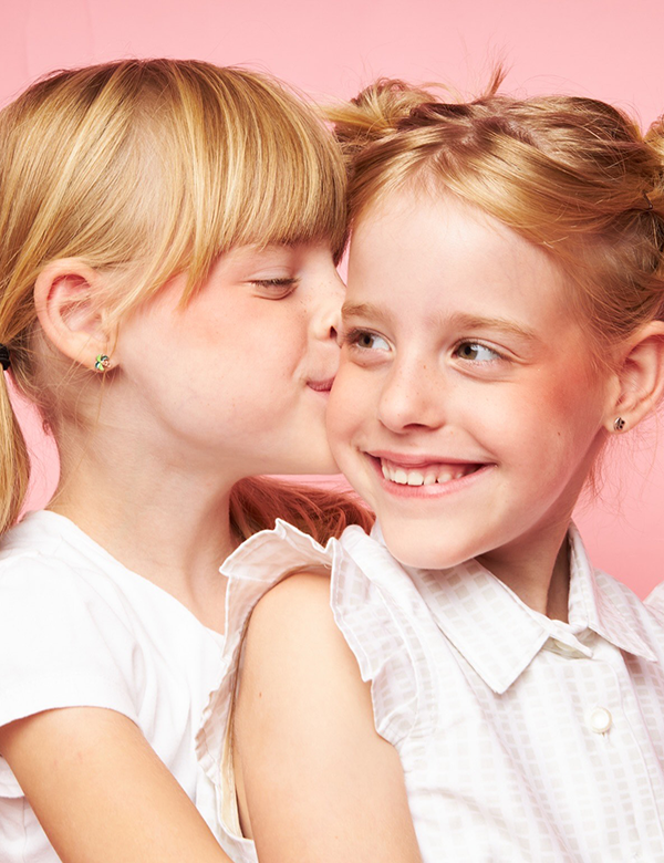 Zusjes Elena en Louise H.
