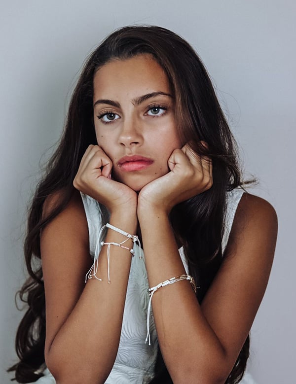 Tienermodel met donkerbruin haar Isarah D.