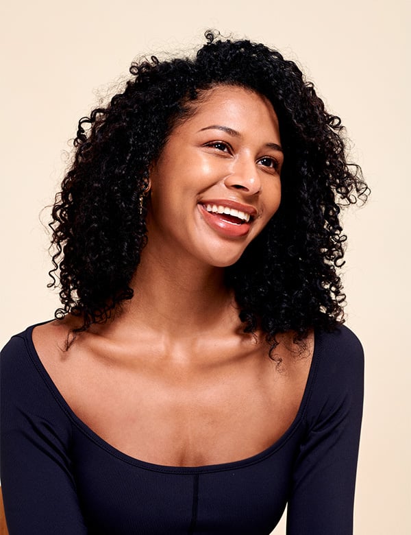 Vrouwelijk model met lang kroes haar Jane.