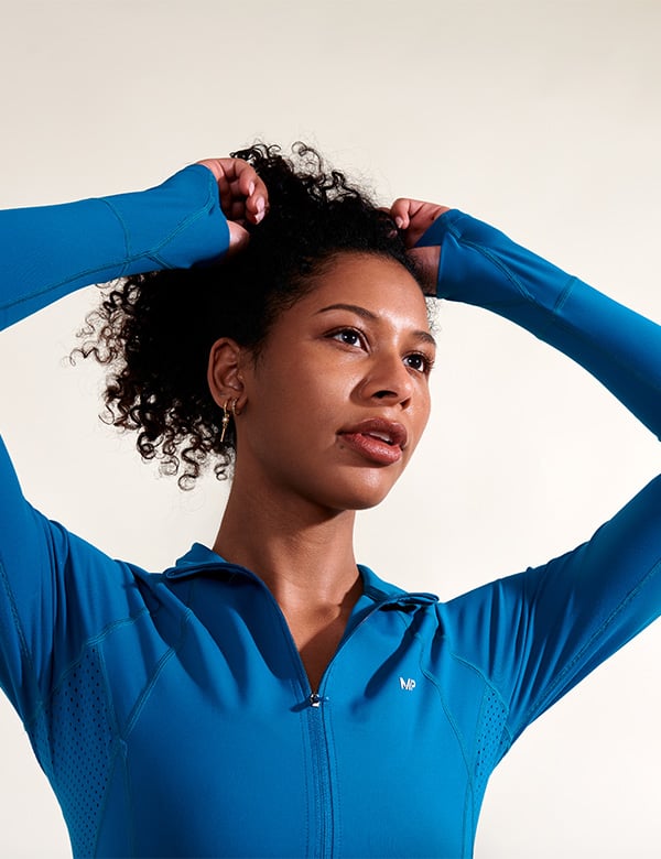 Vrouwelijk model met lang kroes haar Jane.