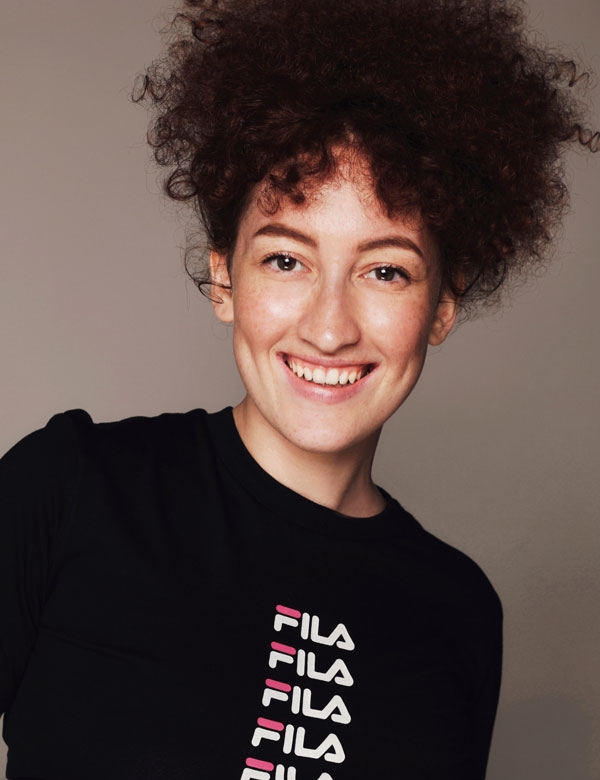 Vrouwelijk model met bruin krullend haar Judith