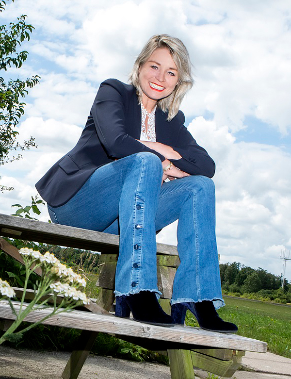 Vrouwelijk model met blond haar Karin F.