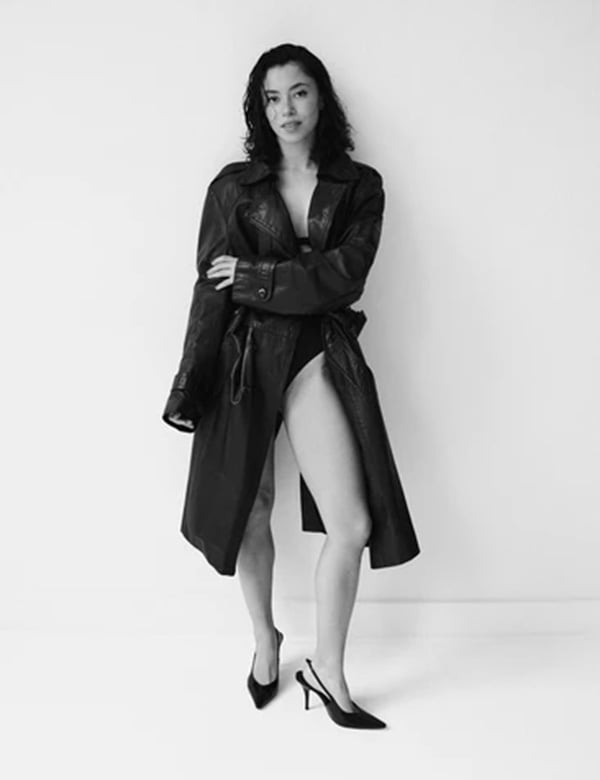 Vrouwelijk model met donkerbruin haar Lauren J.