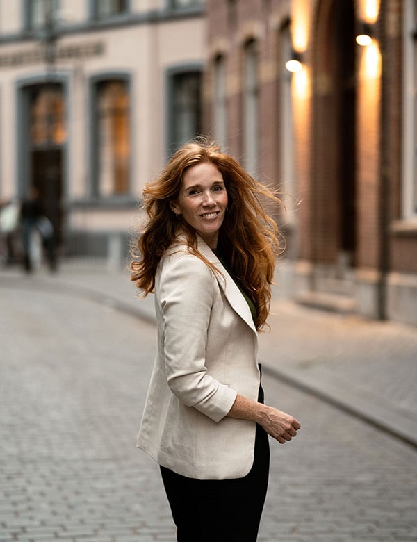 Vrouwelijk model met rood haar Le B.